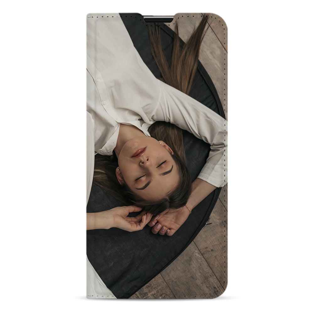 Dichtgeklapt, recht van voren: Mi 10T Pro standcase met voorbeeldontwerp van een vrouw in witte blouse op een houten vloer