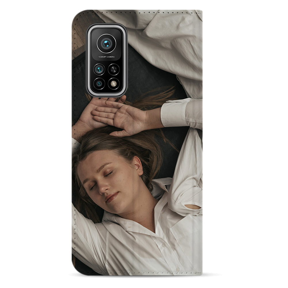Recht van achteren: Mi 10T Pro standcase met camera-uitsparing voor drie lenzen en flitser, voorbeeldontwerp witte blouse