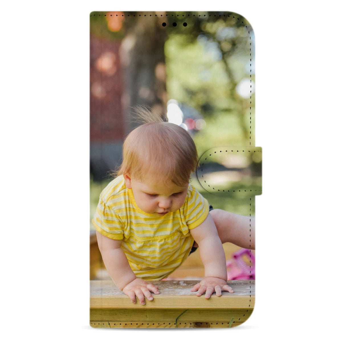 Voorkant van de iPhone 13 mini bookcase: baby in geel shirtje kruipt over de houten rand van een zandbak