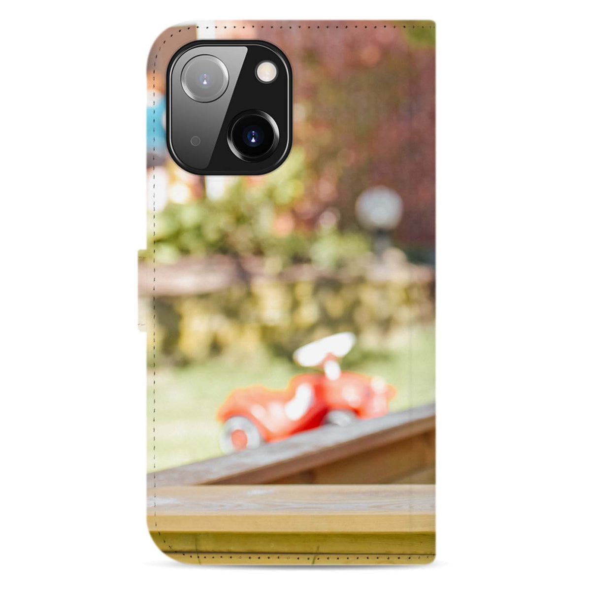 Achterkant van de iPhone 13 mini bookcase met een tuin, een rode loopauto en linksboven de camera-uitsparing
