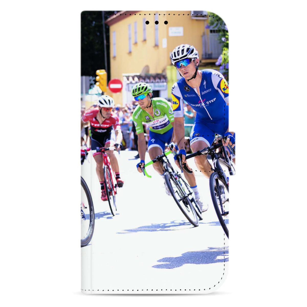 Klep van de iPhone 13 Pro Max bookcase met een peloton dat door een bocht rijdt, met een geel huis erachter
